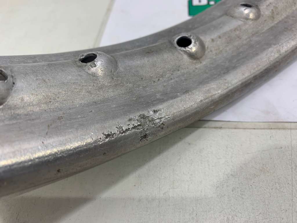 Z27. Honda CB 900 F Boldor Jante Arrière Roue 2,50 x 18 Pouces Point Z27. Honda CB 900 F Boldor Jante Arrière Roue 2,50 x 18 Pouces Point