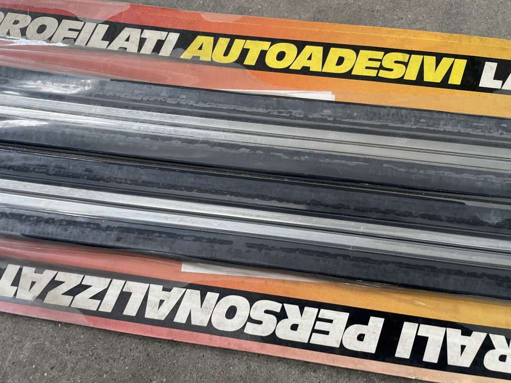 Striscia Modanatura Auto Adesiva Universale - Profilo Paracolpi Nero 8mm X 5m - Protezione Portiere Per Auto, Furgoni, Camper